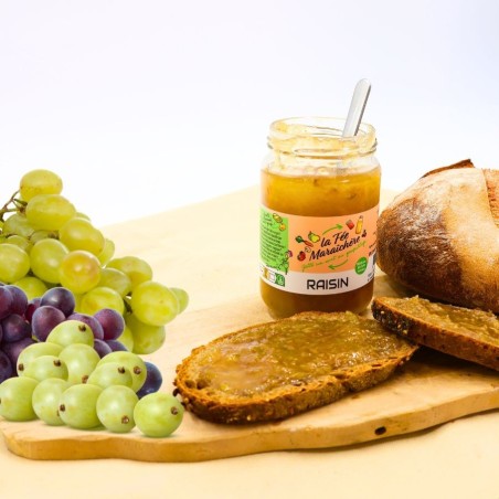 Pot de confiture de raisin avec grappes et grains de raisins et tartines de confiture -la fee maraichere