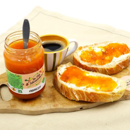 Pot de confiture aux abricots avec cuillere, tasse de cafe et tartine de pain - La fee maraichere