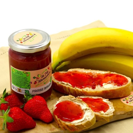 Pot de confiture avec des fraises et des bananes et des tartines de pain - la fee maraichere