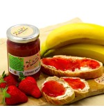 Pot de confiture avec des fraises et des bananes et des tartines de pain - la fee maraichere