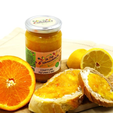 Pot de confiture agrumes et miel avec des citrons, des oranges et des tartines de pain et de confiture - la fee maraichere