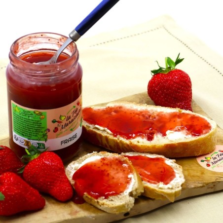 pot de confiture de fraises avec cuillere, fraises et tartines de pain - la fee maraichere