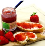 pot de confiture de fraises avec cuillere, fraises et tartines de pain - la fee maraichere